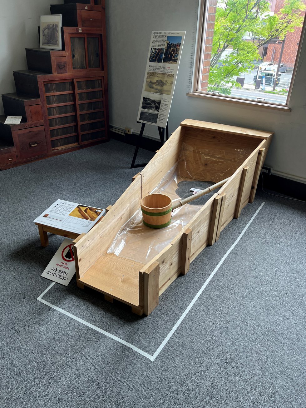 浜砂鉄採取　展示.jpg